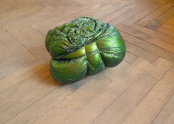 Klara Meinhardt: Best of Breed [green], 2015, Betonguss, Interferenzpigmente, 40 x 56 x 45 cm 
/Courtesy Josef Filipp Galerie